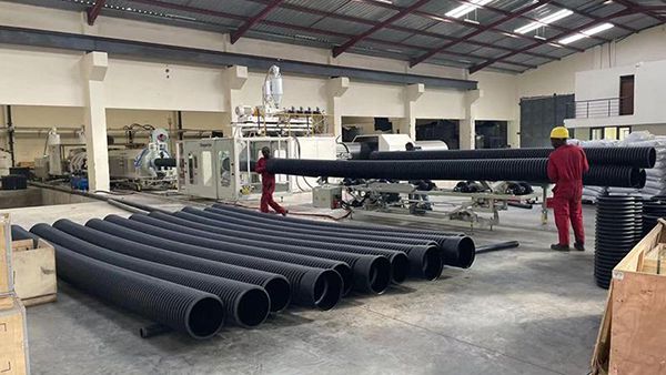 Линия для производства гофрированных труб ZC-600H установлена в мастерский заказчика из Кении